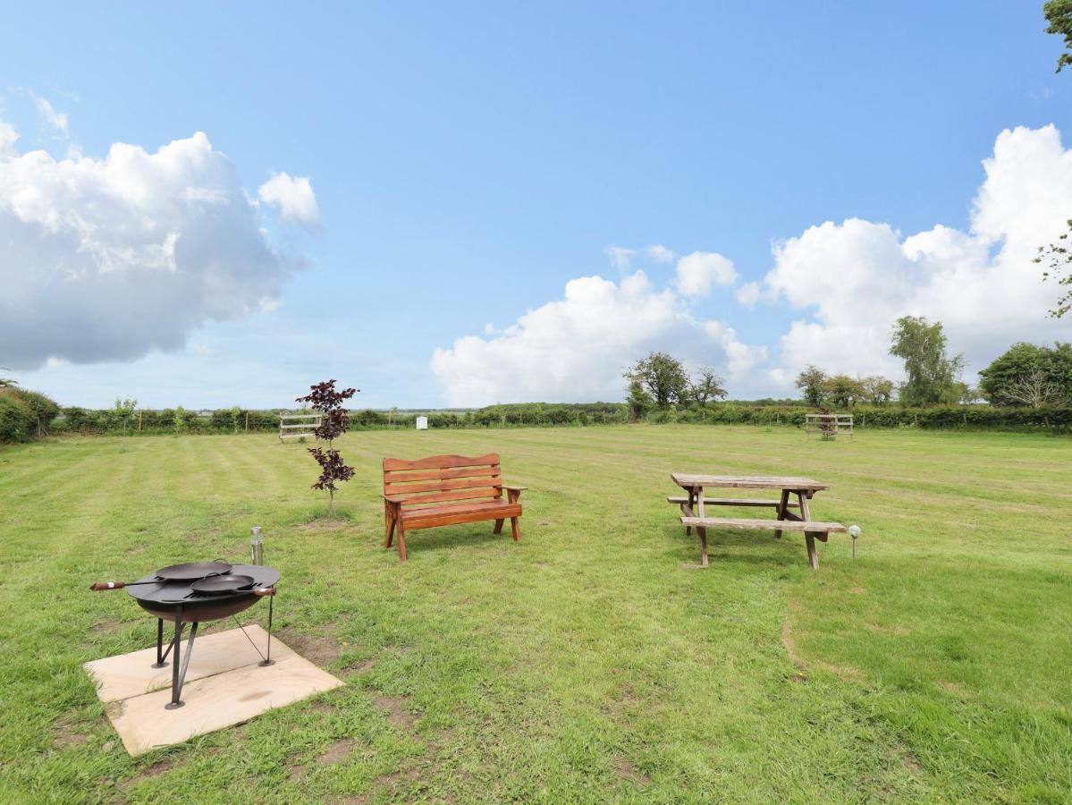 Honeybee Lodge Woodhall Spa Exterior photo